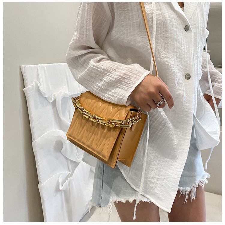 Textured Diamond Chain One-shoulder Messenger Bag