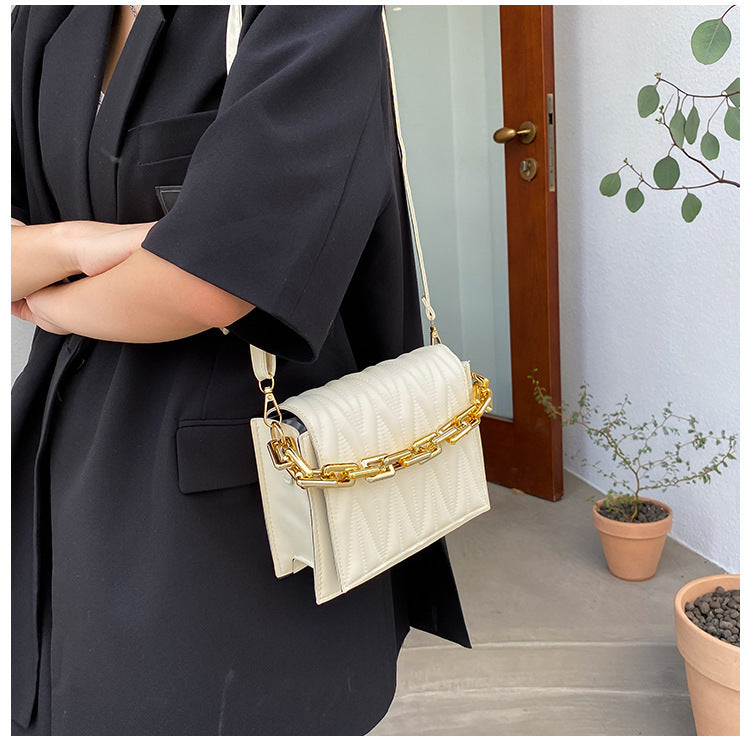 Textured Diamond Chain One-shoulder Messenger Bag